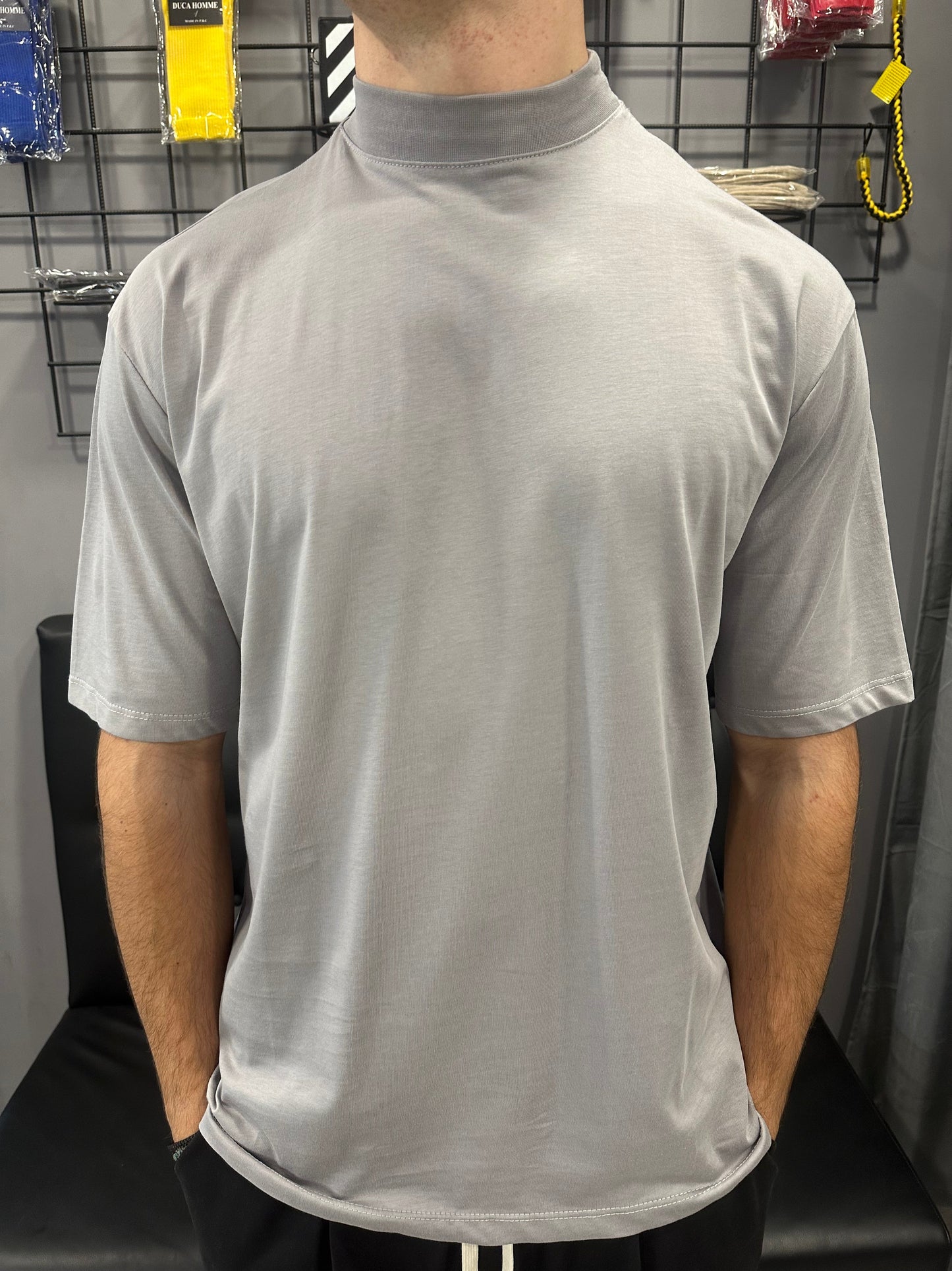 T-shirt collo alto grigio chiaro