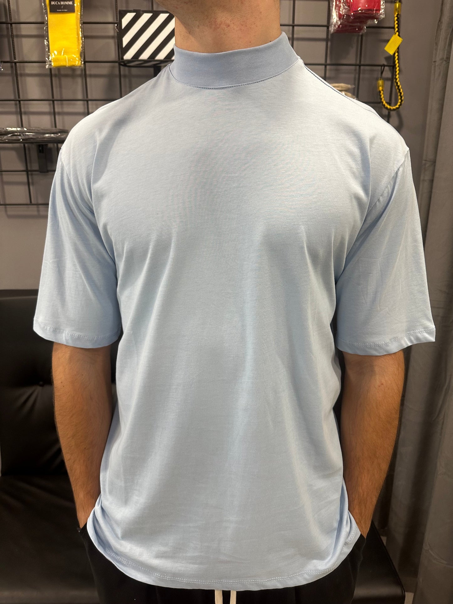 T-shirt collo alto celeste